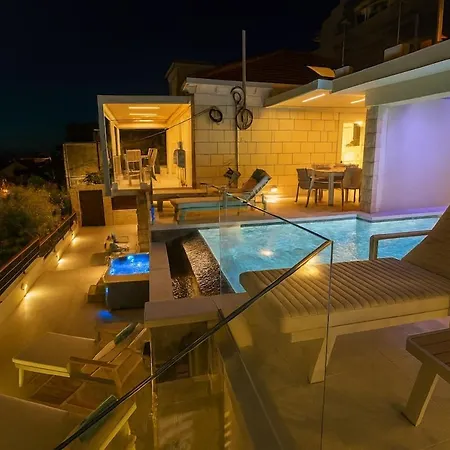 Villa D' Republic - Infinity Pool & Old Town Views