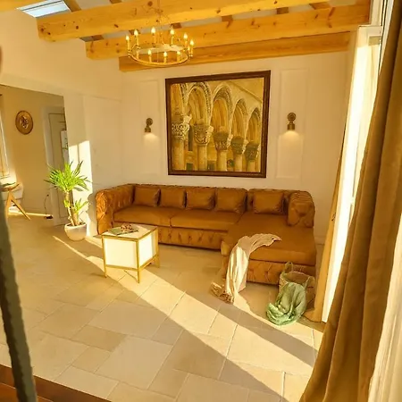 Villa D' Republic - Infinity Pool & Old Town Views *