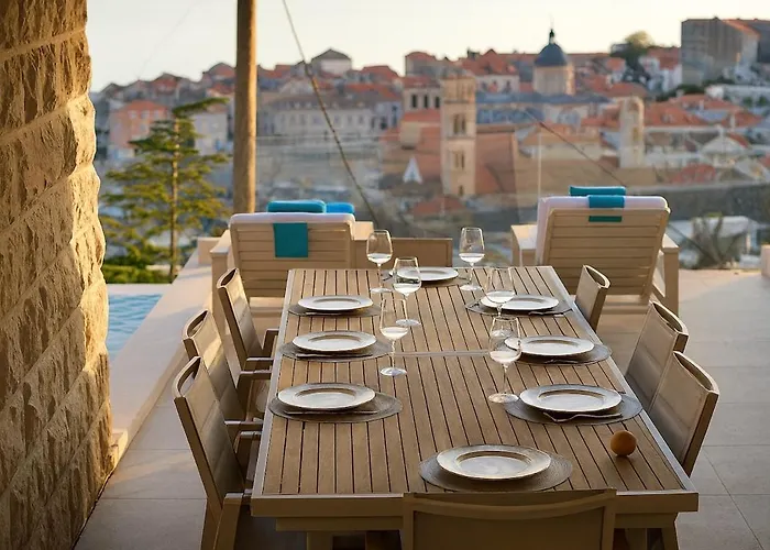 Vila D' Republic - Infinity Pool & Old Town Views *