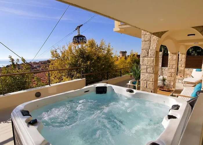 Vila D' Republic - Infinity Pool & Old Town Views