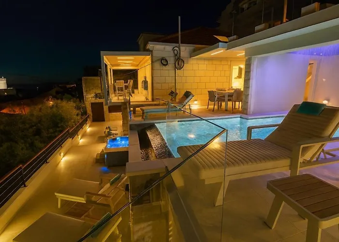 Villa D' Republic - Infinity Pool & Old Town Views