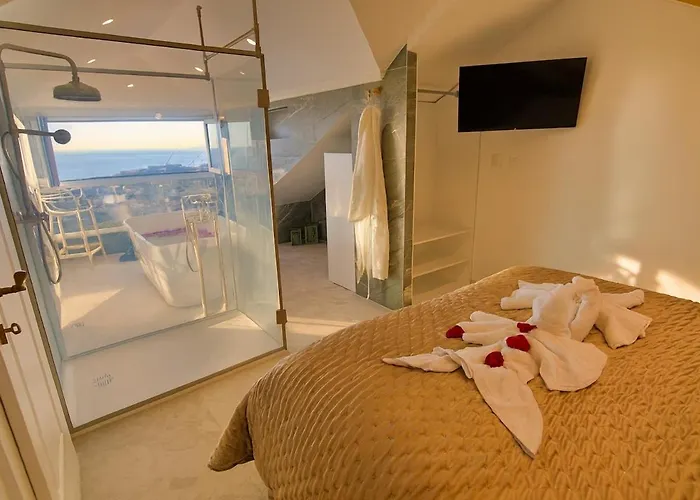 Vila D' Republic - Infinity Pool & Old Town Views