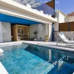 D' Republic - Infinity Pool & Old Town Views Vila