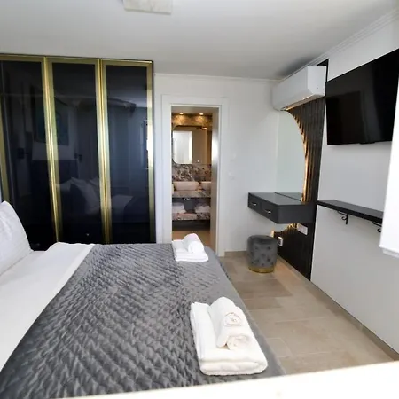 Villa D' Republic - Infinity Pool & Old Town Views